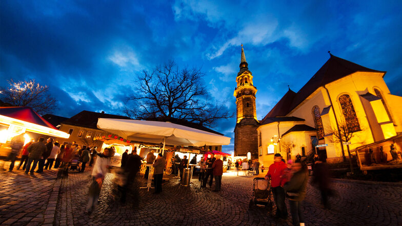 Der Radeberger Weihnachtsmarkt rund um die Stadtkirche ist für sein besonderes Flair bekannt. Ob er in diesem Jahr wie gewohnt stattfindet, ist noch offen.