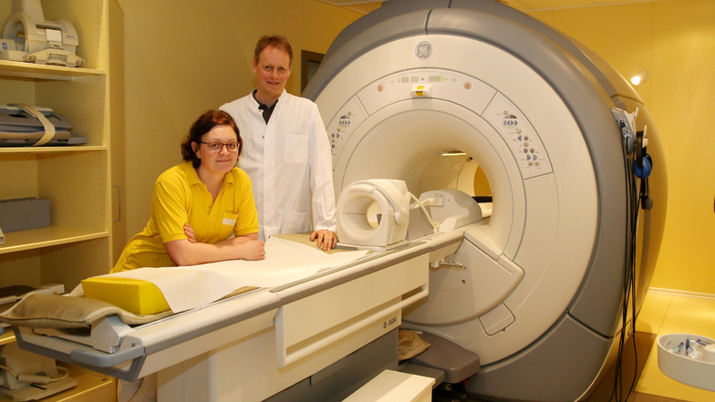 Dr. Matthias With und seine Praxismanagerin Doreen Wobst am MRT in der Radiologie-Praxis im Caroluskrankenhaus.