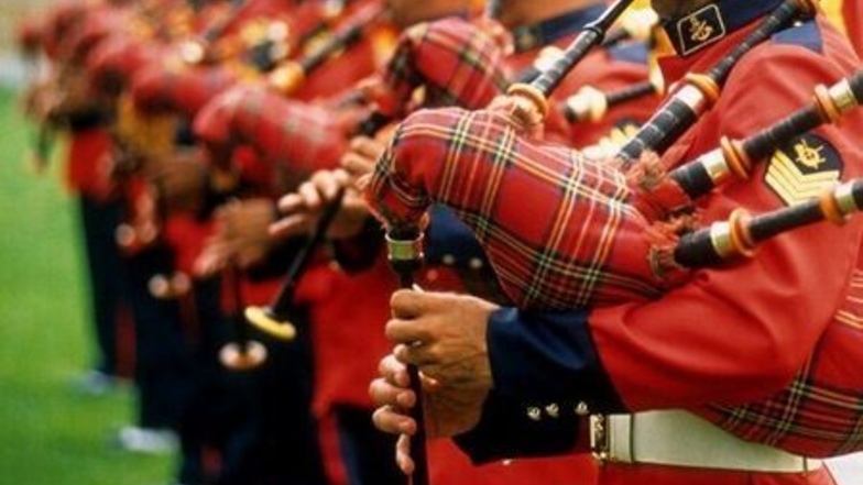 Das Royal Edinburgh Military Tattoo 2023 lädt Sie zum größten Musikfestival in Schottland vor dem Edinburgh Castle mit dieser Rundreise ein.