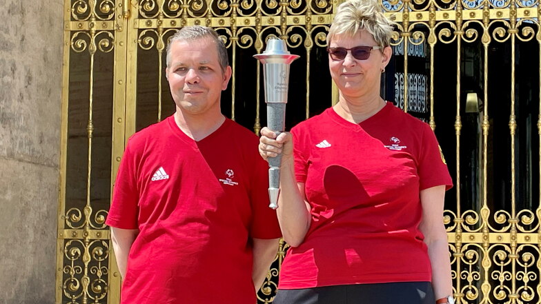 Dörte Leistikow und Frank Schürmann sind die zwei Dresdner Teilnehmer bei den Special Olympic World Games in Berlin. Eine Woche vor Beginn der Spiele wurden sie offiziell vor dem Rathaus verabschiedet.