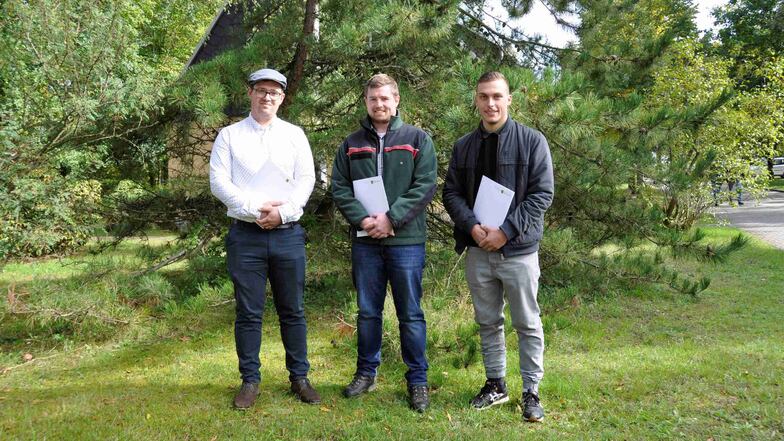 Leonhard Meis, Patricio Frohs und Felix Pierschel (v.l.) haben die Ausbildung zum Forstinspektor mit den besten Ergebnissen abgeschlossen. Auf sie warten spannende und verantwortungsvolle Aufgaben in der Waldwirtschaft.