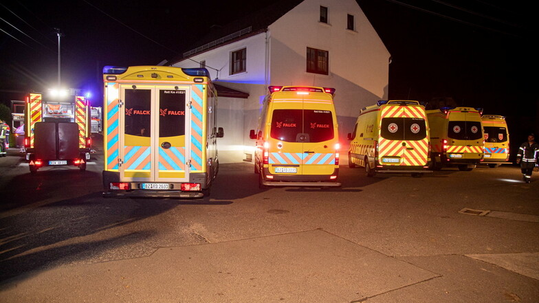 Mehrere Rettungsfahrzeuge waren am frühen Sonnabendmorgen im Einsatz, nachdem in einer Pension in Jiedlitz eine mobile Kühlbox gebrannt hatte.