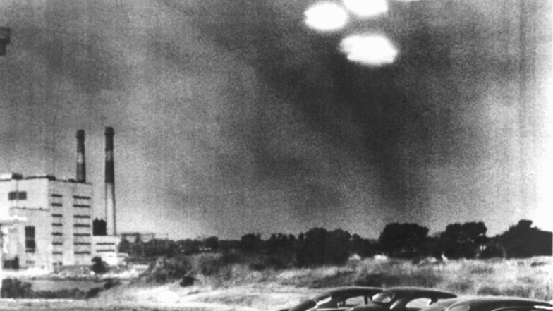 Eines der Bilder, die die Diskussion um Ufos anheizt: Vier in Formation fliegende Objekte über der Stadt Salem im US-Bundesstaat Massachusetts wurden von einem Kameramann am 16. Juli 1952 vormittags beobachtet.