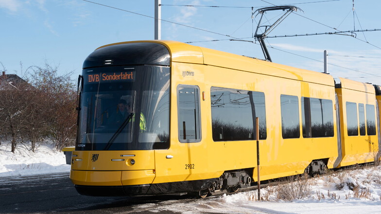 Noch steht die neue Dresdner Straßenbahn im Betriebshof Gorbitz. Ab Montag wird ein neuer Anlauf im Linienbetrieb gestartet.