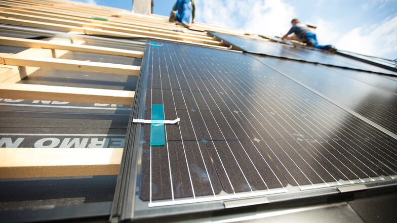 Fotovoltaik- und Solaranlagen sollen möglichst auf jedes Dach von Gebäuden, die dem Landkreis Bautzen gehören. Das fordern die Grünen im Kreistag.