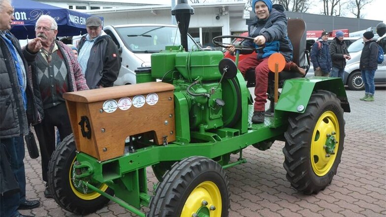 Alfons Hennersdorf sitzt am Lenkrad eines Traktors, den sein Großvater Johannes Hennersdorf aus Daubitz selbst gebaut hat.