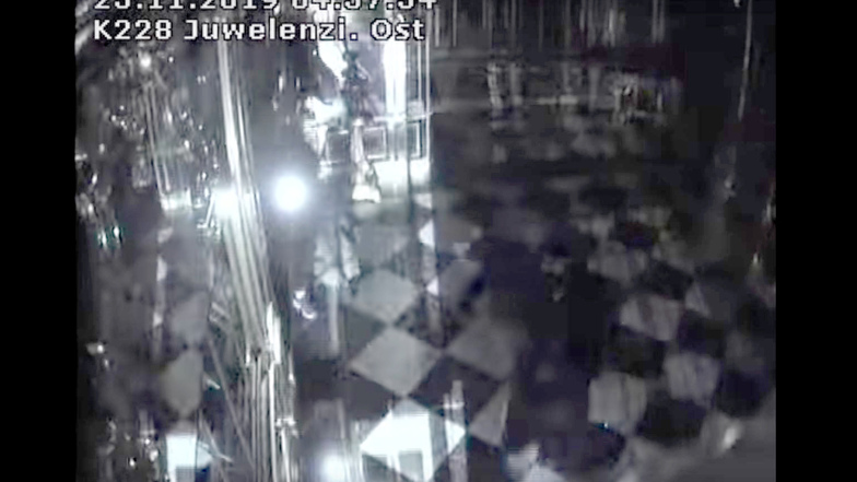 Screenshot aus einem von der Polizei Sachsen veröffentlichten Überwachungsvideo zeigt zwei Personen beim Einbruch ins Grüne Gewölbe.