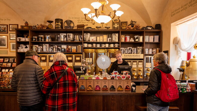 Alles neu: Der Kaffeeverkauf ist nun ins Geschäft auf der anderen Ecke der Langen Straße in Pirna gezogen.