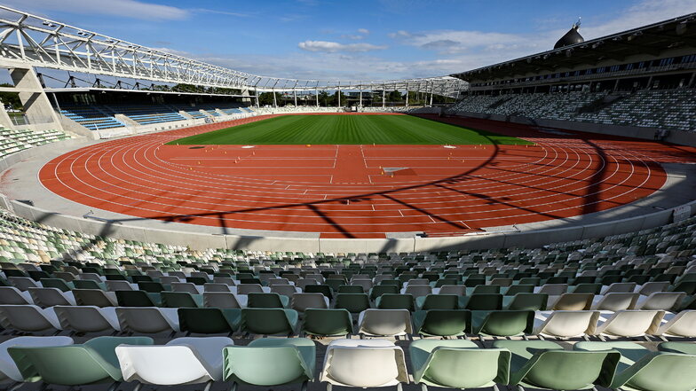 Exakt 10.343 Sitzplätzen bietet das umgebaute Steyer-Stadion. Mit mobilen Tribünen könnte auf 15.000 Zuschauer erweitert werden.