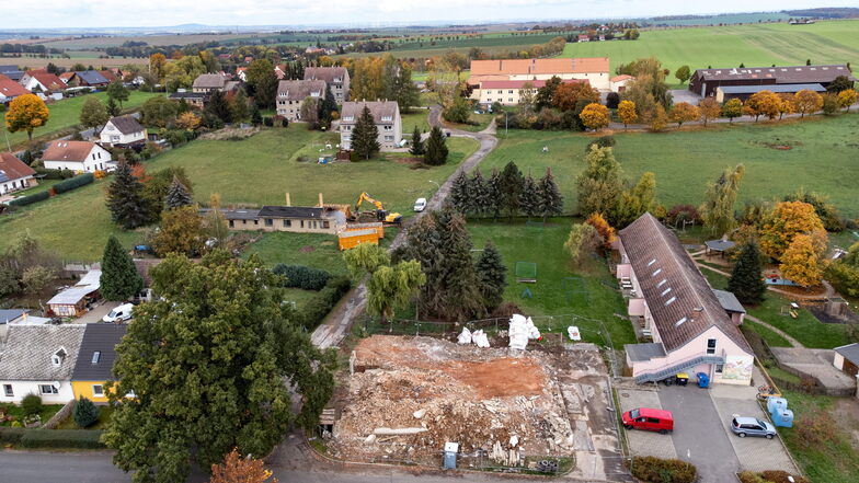 Die Stadt hatte 2022 die ehemalige Schule in Lüttewitz abreißen lassen. Die Flächen dahinter gehören zu einem ausgewiesenen Baugebiet. Drei Grundstücke wurden jetzt von der Stadt gekauft.