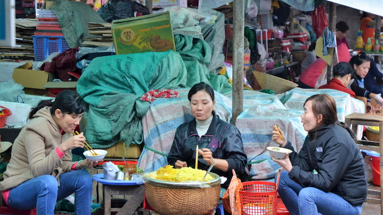 Überall in Vietnam werden auf Gehwegen Gerichte zubereitet, gekocht und gegessen.