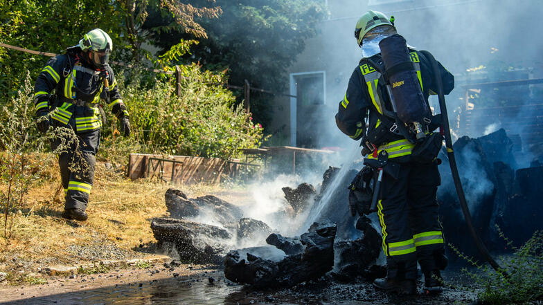 Brennende Holzstämme mussten Feuerwehrleute am Freitagmittag in Bischofswerda-Geißmannsdorf löschen.