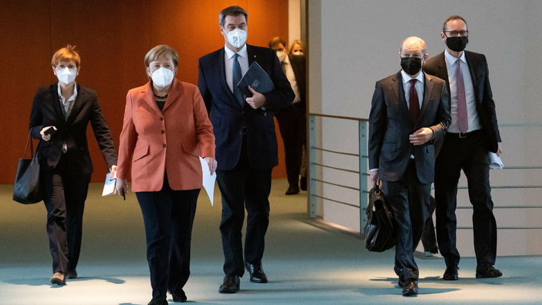 Bundeskanzlerin Angela Merkel (CDU) zusammen mit Michael Müller (SPD, r), Regierender Bürgermeister von Berlin, Olaf Scholz (SPD, 2.v.r), Bundesfinanzminister, und Markus Söder (CSU, M), Ministerpräsident von Bayern nach der Konferenz.