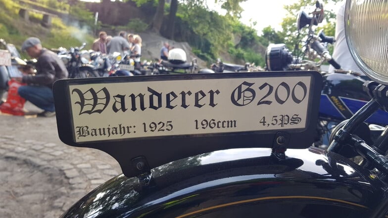 SOE: Historische Motorräder knattern durch den Landkreis