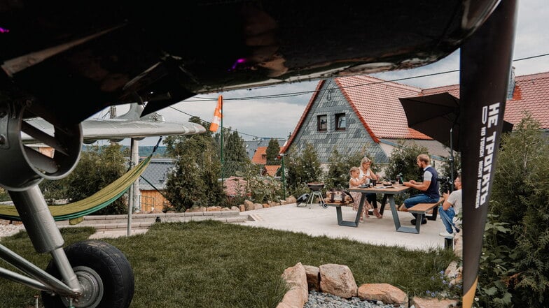 Zum Abendessen lädt der zur Ferienwohnung gehörende Grillplatz ein, mit Blick auf die Schrammsteine.