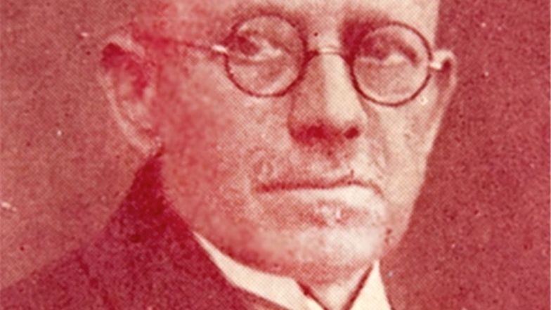 Johannes Leonhardt gründete zwar die Familienfirma nicht, machte sie aber mit seinen Postkarten aus aller Welt berühmt. Er starb im Dezember 1930.