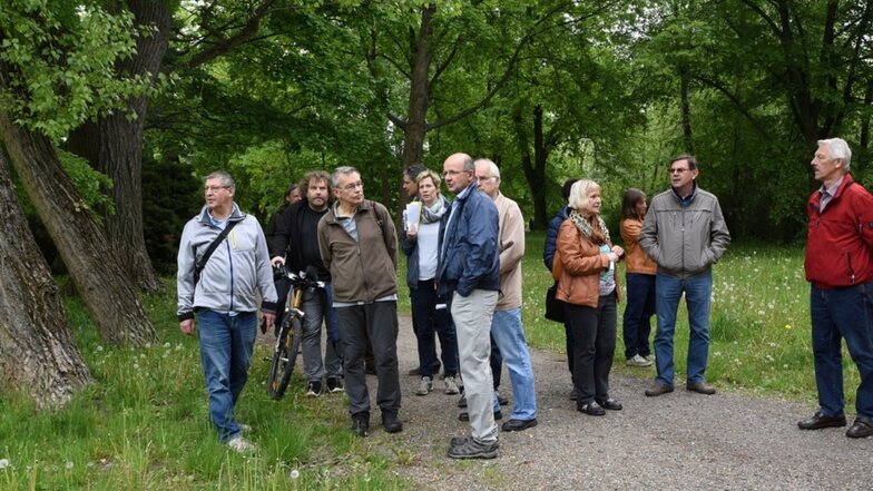 Im Mai fand mit Thomas Böse (Mitte) ein öffentlicher städtebaulicher Rundgang in Weißwasser statt. Nun informiert er beim „bewegenden“ Spaziergang interessierte Bürger über Projekte – auch im Jahnpark.