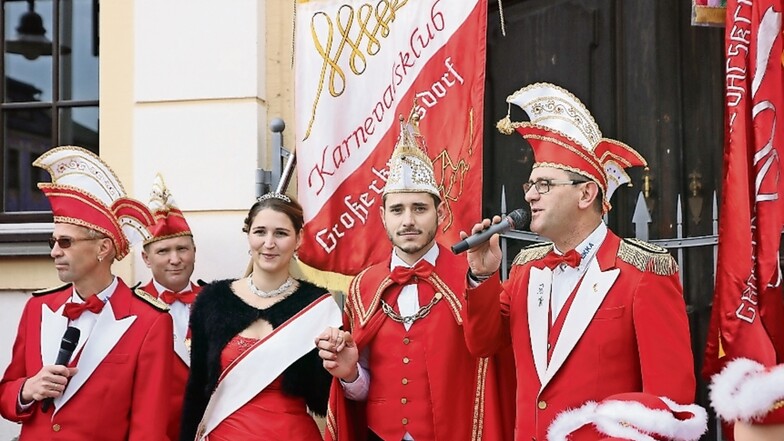 Zur Saisoneröffnung forderten die Großerkmannsdorfer Karnevalisten den Rathausschlüssel. Karnevalspräsident Carsten John (r.) war mit dem Prinzenpaar Jule I. und Robert I. dabei.