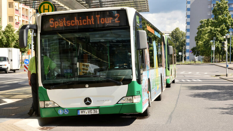 Vier Busse warteten am Freitagnachmittag auf die Besucher der "Spätschicht".