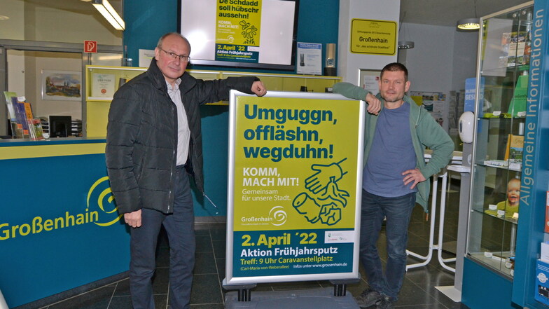 Stadtkultur-Chef Mattias Schmieder (l.) und Sachgebietsleiter Jörg Withulz mit dem in prallem Sächsisch abgefassten Aufruf zum Frühjahrsputz.