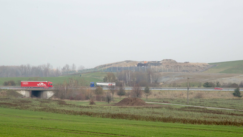Die Deponie des Ravon in Kunnersdorf ist umgeben von Feldern. Die Böden sind sehr ertragreich. Bis zu zehn Hektar könnten verschwinden, wenn die Deponie vergrößert wird.