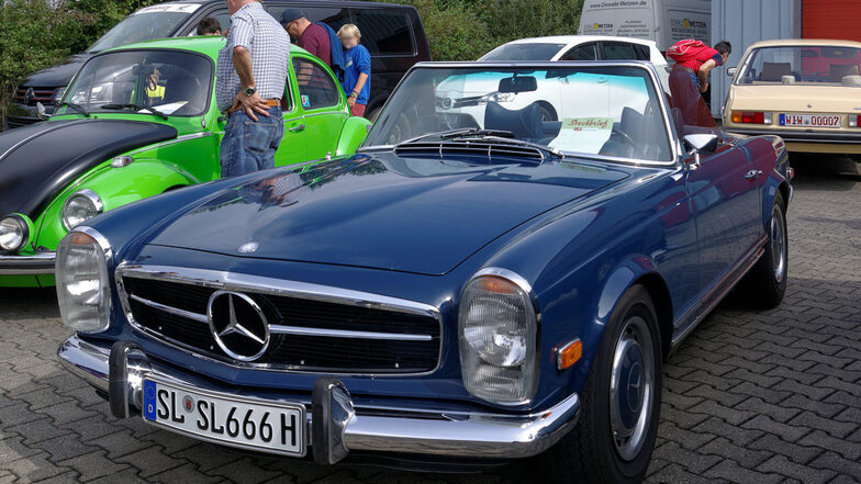 Der Mercedes W113, Spitzname Pagode. Mit einem Wagen ähnlich diesem fingierten zwei Männer bei Glaubitz einen Unfall, um von der Versicherung zu kassieren.