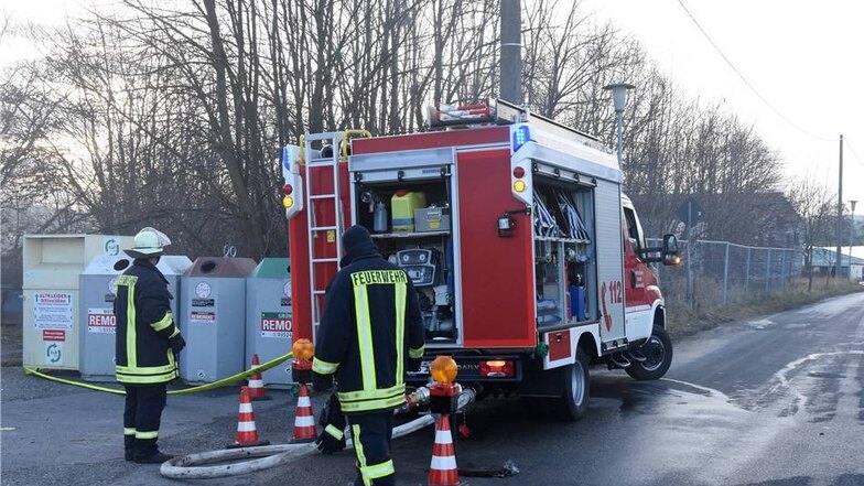 Das Fahrzeug der Ortswehr Baßlitz an der Wasserzapfstelle in etwa 150 Meter Entfernung vom Brandherd. Die Helfer brauchten viel Wasser.