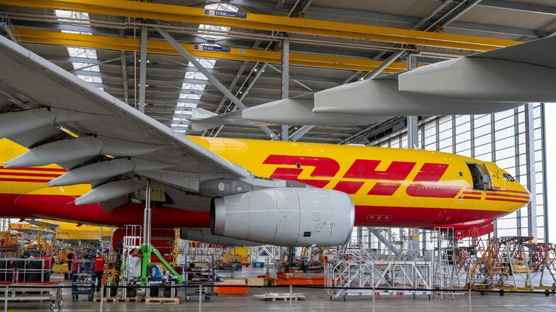 ARCHIV - 31.07.2024, Sachsen, Schkeuditz: Ein Airbus A330 von DHL wird im Hangar des Frachtzentrums am Flughafen Leipzig/Halle gewartet. (zu dpa: «Sicherheitsbehörden warnen vor Brandsätzen in Luftfracht») Foto: Hendrik Schmidt/dpa +++ dpa-Bildfunk +++ Fo