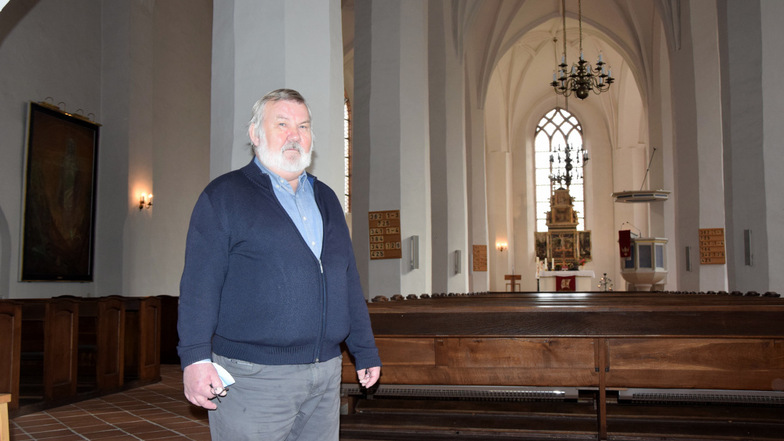 Jens Guske zeigt die Johanneskirche Hoyerswerda am Kirchplatz 1. Die „Grüne Hoyerswerdaer“ ist freilich hier noch nicht mit im Bild – die soll ja auch erst am 17. November im Pfarrgarten angepflanzt werden.