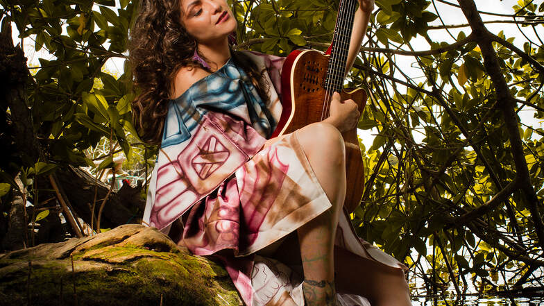 Die Liedermacherin Maria Moctezuma weiht mit ihrem Crossover aus traditionellen lateinamerikanischen Rythmen und zeitgenössischen Instrumenten die neue Blechschlossbühne ein.