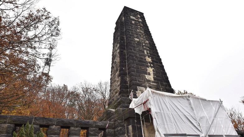 17 Meter hoch ist der Obelisk am König-Albert-Denkmal auf dem Freitaler Windberg. Hinter Planen verborgen arbeiten Restauratoren am Relief.