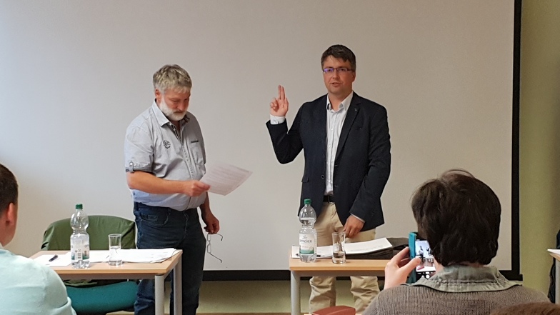 Gemeinderat Jürgen Berthold (links) nimmt als stellvertretender Bürgermeister von Oderwitz dem neuen Bürgermeister der Gemeinde, Cornelius Stempel, den Eid ab.