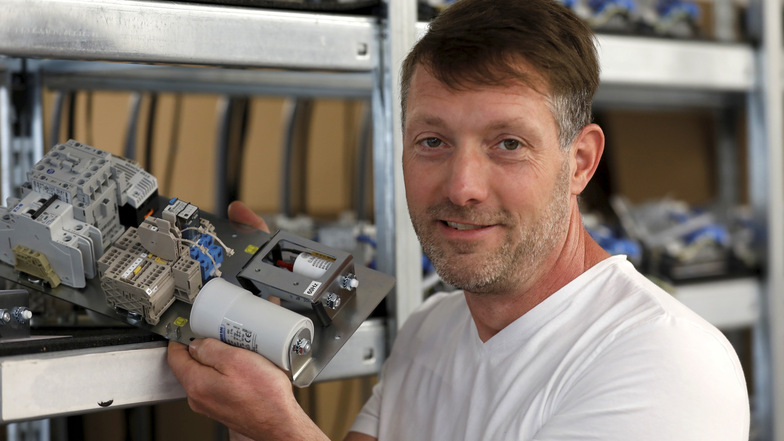 Geschäftsführer Jens Stöcker mit einem Elektrochassis für Vakuumpumpen, wie sie in der Stöcker electric systems GmbH im Hörnitzer Gewerbepark hergestellt werden.