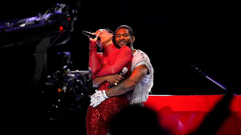 R&B-Star Usher - hier mit  Alicia Keys - hat für seinen Auftritt in der  Halbzeitpause des Super Bowl  viel Applaus bekommen.