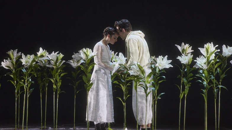 Poetisch: Ein neues Vorspiel erzählt die Vorgeschichte der Liebe zwischen der jungen Elisabetta (Malwina Stepien) und dem jungen Carlo (Brian Scalini).