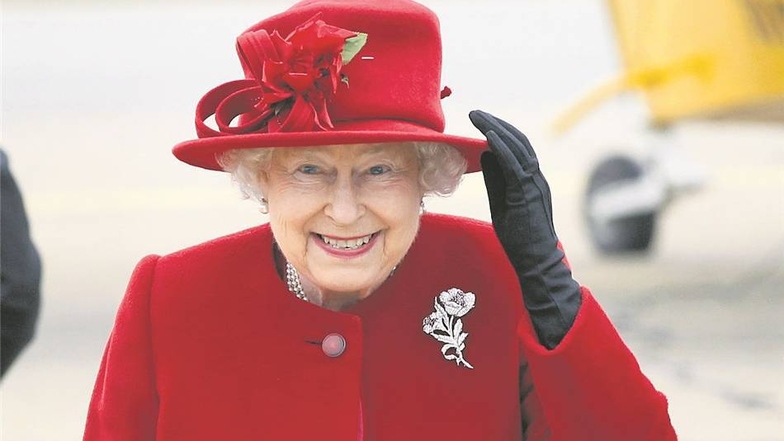 Die englische Queen Elisabeth II. ist für ihre Hüte mit Kunstblume bekannt. Entworfen wird die Kopfbedeckung von Star-Designer Philip Treacy. Die Kunstblumen kommen aus Wallroda. Foto: dpa