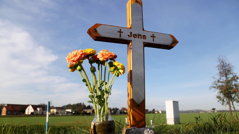 Auch zwei Jahre danach erinnert am Abzweig Zschepa ein Kreuz mit Blumenschmuck an den tödlichen Unfall, der sich im Sommer 2017 dort ereignet hatte.