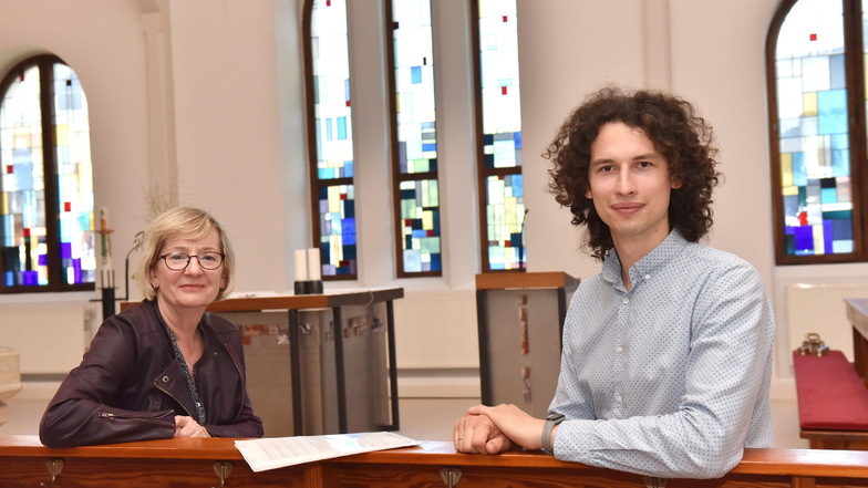 Alexander Sidoruk und Gabriele Gottlebe in der katholischer Kirche Freital freuen sich auf das Chortreffen in Freital.