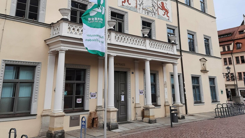 "Mayors for Peace"-Flagge vor dem Pirnaer Rathaus: Ein Zeichen für eine atomwaffenfreie Welt.