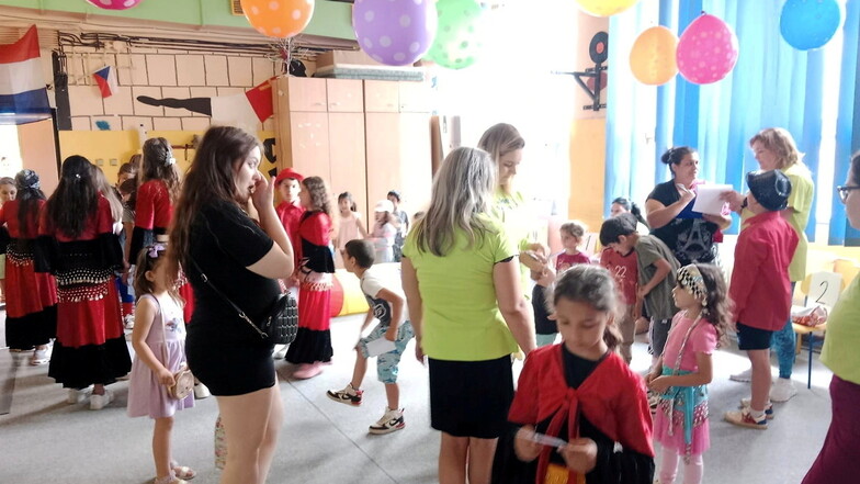 Roma-Zentrum in Decin: Über 100 Kinder feiern ausgelassen beim Fest zum Kindertag.
