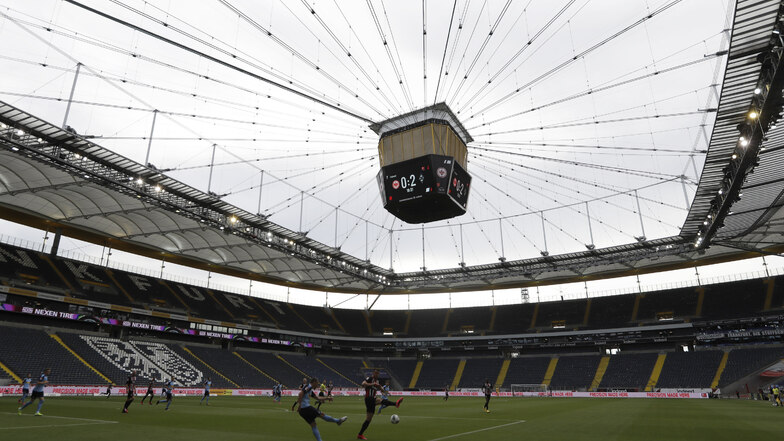 Es sind tatsächlich schon zwei Tore gefallen in der Samstagabend-Partie zwischen Eintracht Frankfurt und Borussia Mönchengladbach, wie es der Videowürfel anzeigt. Außer den Akteuren auf dem Rasen haben die Treffer live im Stadion aber nicht mal 300 Leute 
