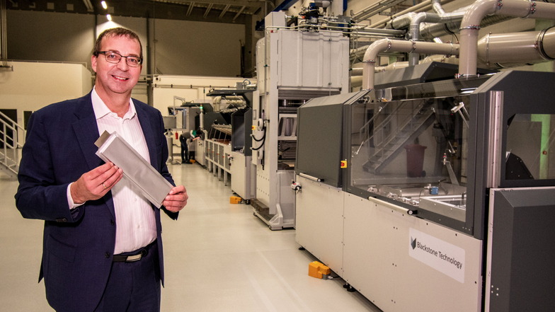 Blackstone-Geschäftsführer Holger Gritzka zeigt einer der Energiezellen, die in Döbeln produziert werden.