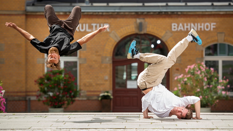 Die Breakdancer Felix Roßberg (l.) und Paul Schubert zeigen vorm Kultur-Bahnhof in Radebeul-Ost schon mal ihr Können. Am kommenden Sonnabend legen dort mehrere Breaker einen großen Auftritt hin, darunter Tänzer aus Belgien.