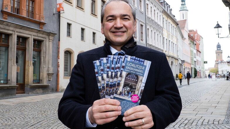 Der Görlitzer Oberbürgermeister Octavian Ursu zeigt den neuen Flyer: Mit ihm soll dem Einzelhandel geholfen werden.