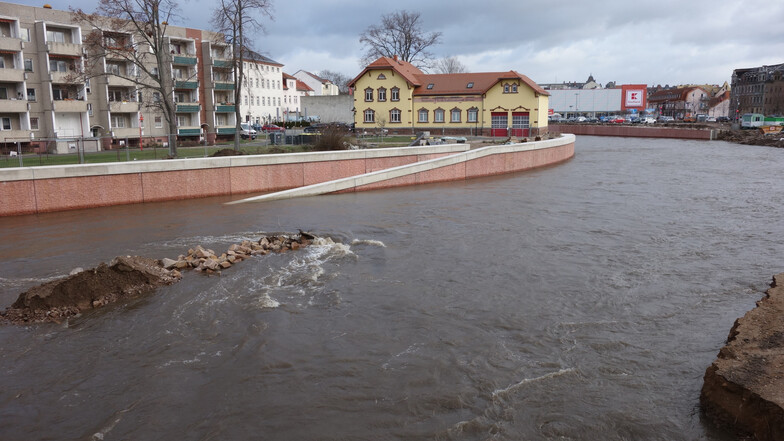 Von der Baustelle in der Flutmulde in Döbeln ist derzeit nichts mehr zu sehen. An den Pegeln der Freiberger Mulde galt Hochwasseralarmstufe 1.