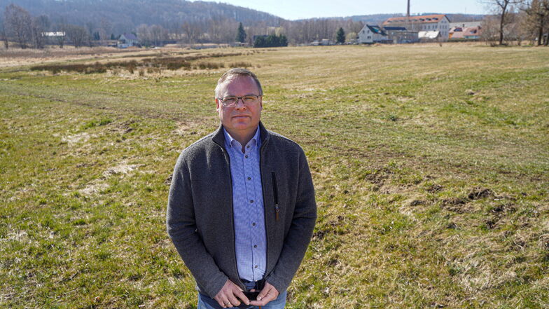 Jens Zeiler, Bürgermeister von Neukirch, steht in etwa dort, wo die Landestalsperrenverwaltung seit zwölf Jahren ein Regenrückhaltebecken für besseren Hochwasserschutz plant. Wann und ob es überhaupt gebaut wird, ist ungewiss.
