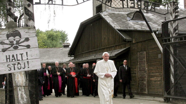 28.05.2006: Papst Benedikt XVI geht im Konzentrationslager Auschwitz-Birkenau durch das Tor mit dem Schriftzug "Arbeit macht frei".