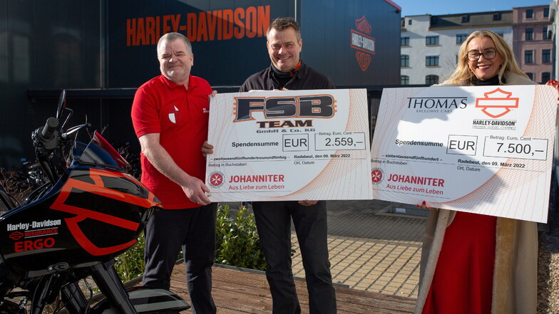 Zur Finanzierung ist Lacrima vor allem auf Spenden angewiesen. Hier nimmt Projektkoordinator Robert Dietsche im Rahmen einer Versteigerung einer limitierten Harley-Davidson Schecks über insgesamt gut 10.000 Euro entgegen.
