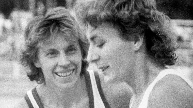 1986 triumphiert die Rostockerin (l.) über ihre Paradestrecke 400 Meter, Kirsten Emmelmann aus Magdeburg kommt auf Platz drei.