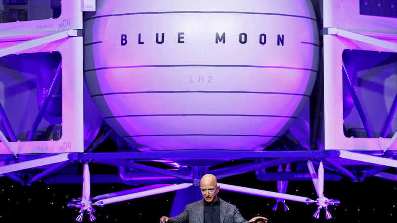 Jeff Bezos steht vor einem Modell einer Mondlandefähre seine Firma Blue Origin. Diese will am 20. Juli erstmals Menschen ins All bringen. Ein Sitz in der Astronauten-Kapsel wird dabei versteigert.